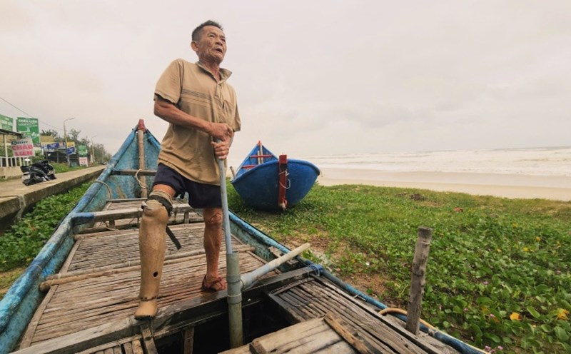 Fishermen in Tam Thanh fishing village, Da Nang hurriedly fled storm No. 12 before making landfall. Photo: Hoang Bin