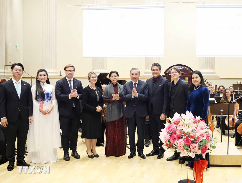 General Secretary To Lam and his wife presented flowers to artists at a concert in Finland. Photo: VNA