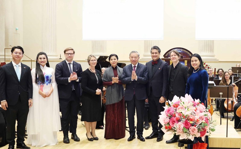 El Secretario General To Lam y su esposa entregan flores a los artistas en un concierto en Finlandia. Foto: TTXVN