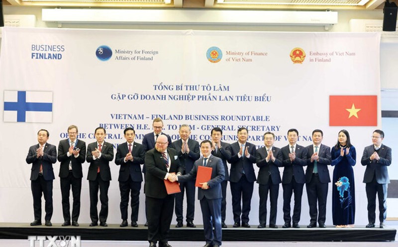 General Secretary To Lam witnessed the exchange of memorandums of understanding between Viettel Military Industry - Telecommunications Group and Nokia Group of Finland. Photo: VNA