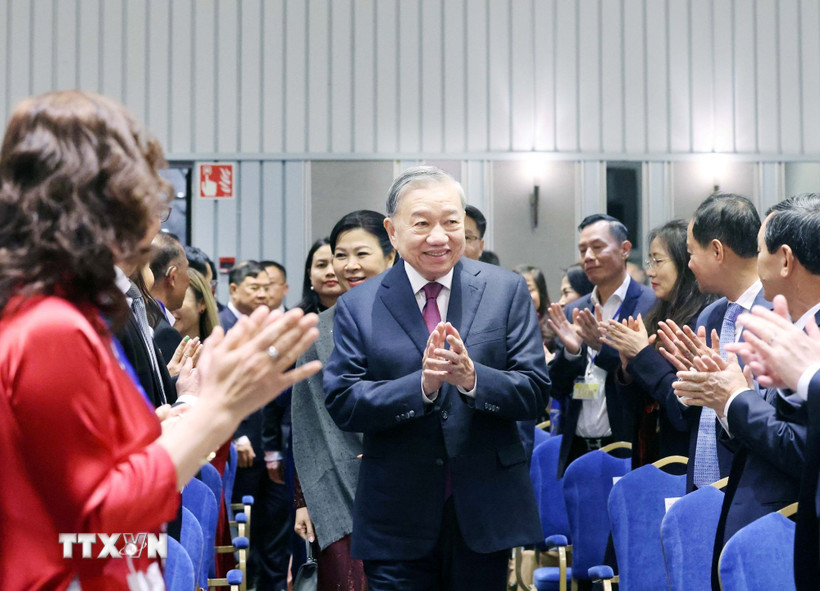 General Secretary To Lam and his wife met with officials of the Vietnamese Embassy and the Vietnamese community in the Nordic countries. Photo: VNA