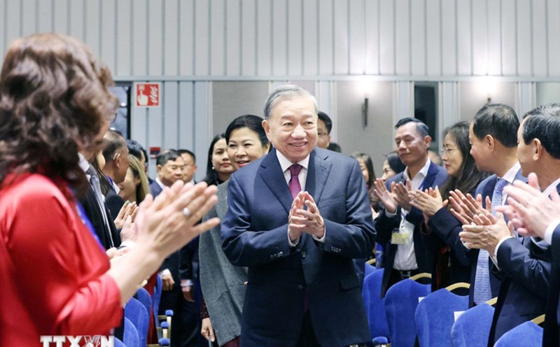 General Secretary To Lam and his wife met with officials of the Vietnamese Embassy and the Vietnamese community in the Nordic countries. Photo: VNA