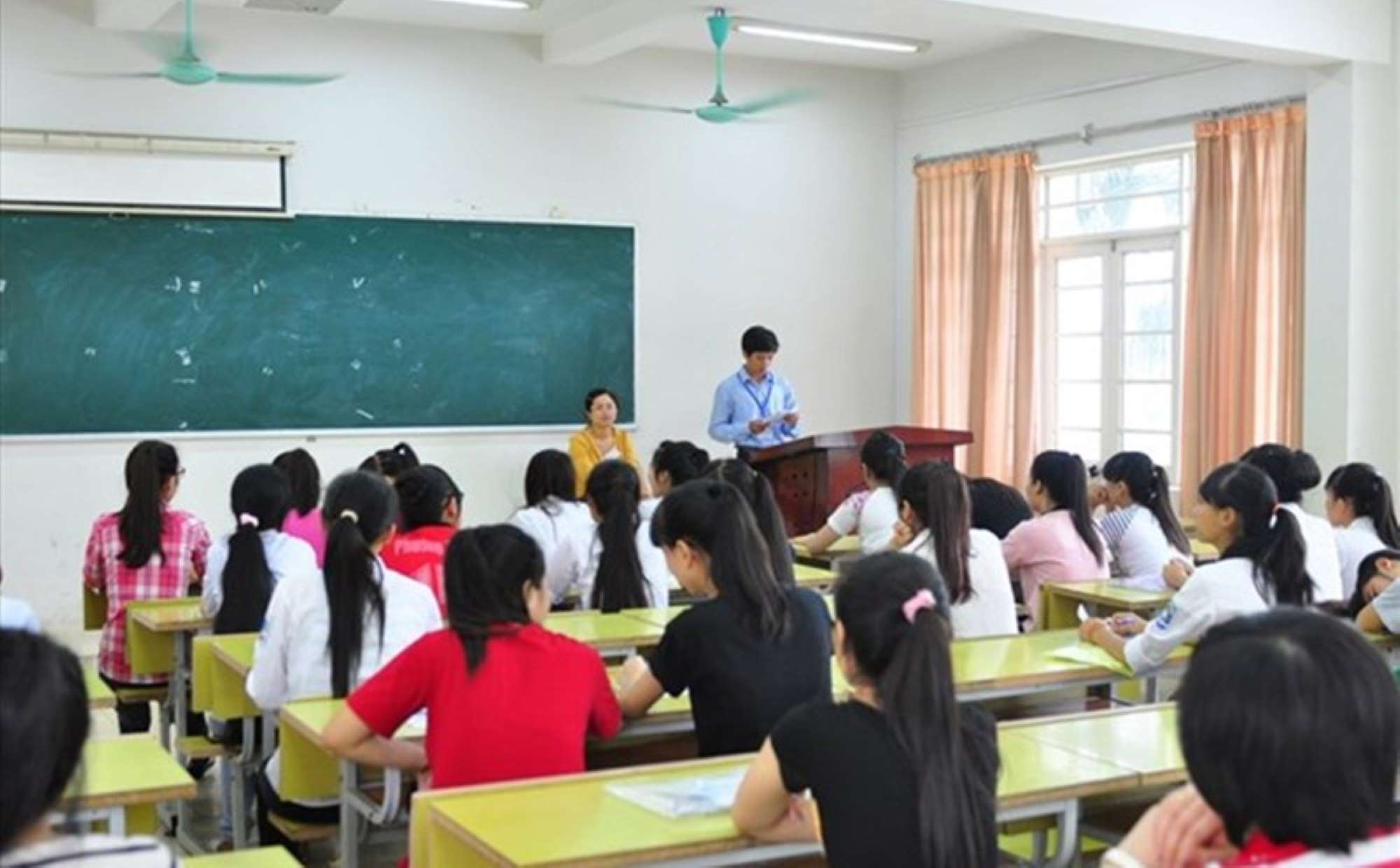 Giao vien dong hanh cung hoc sinh, xay dung moi truong hoc duong an toan. Anh: Tue Nhi