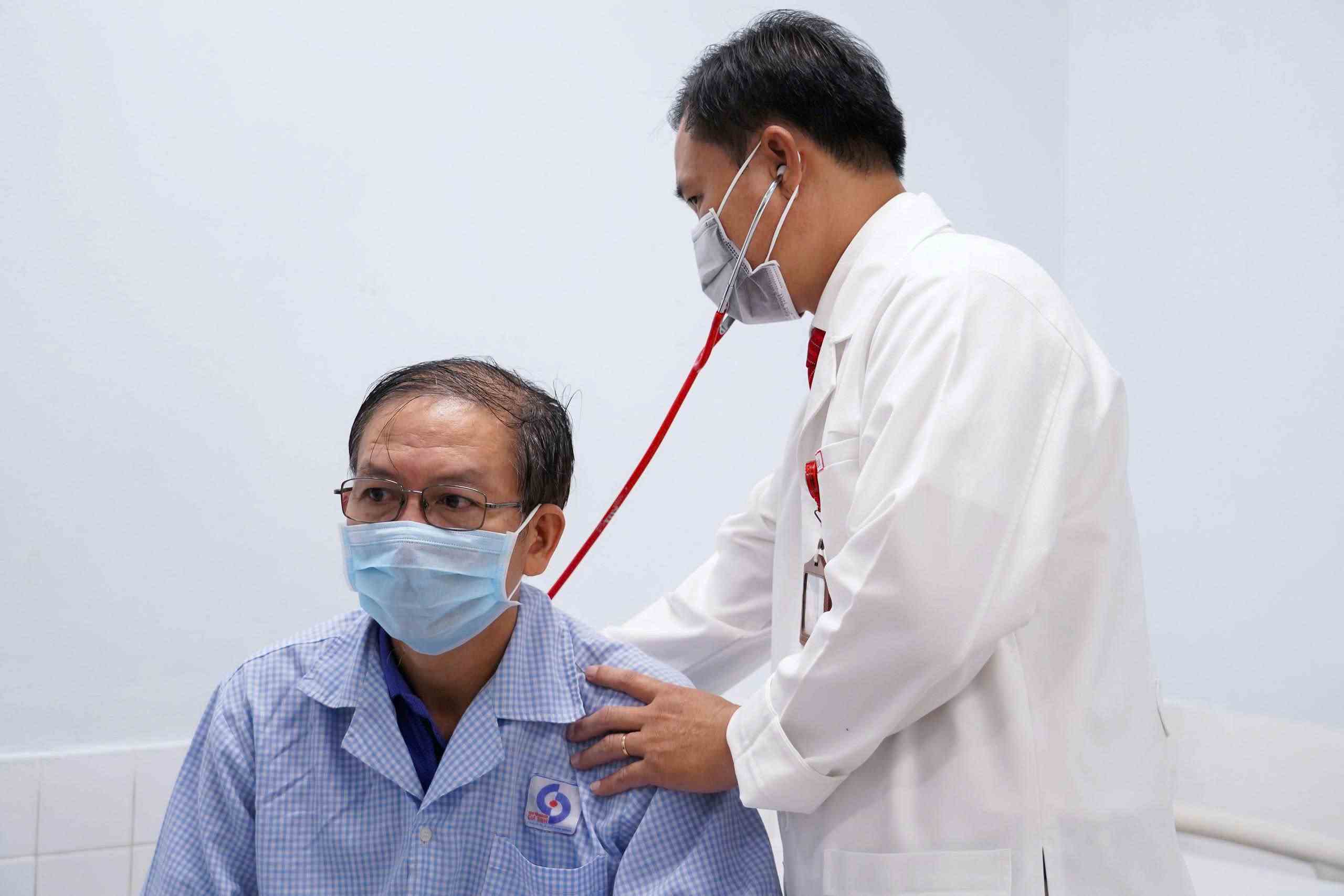 The patient with respiratory disease was examined by a doctor. Photo: Nguyen Ly