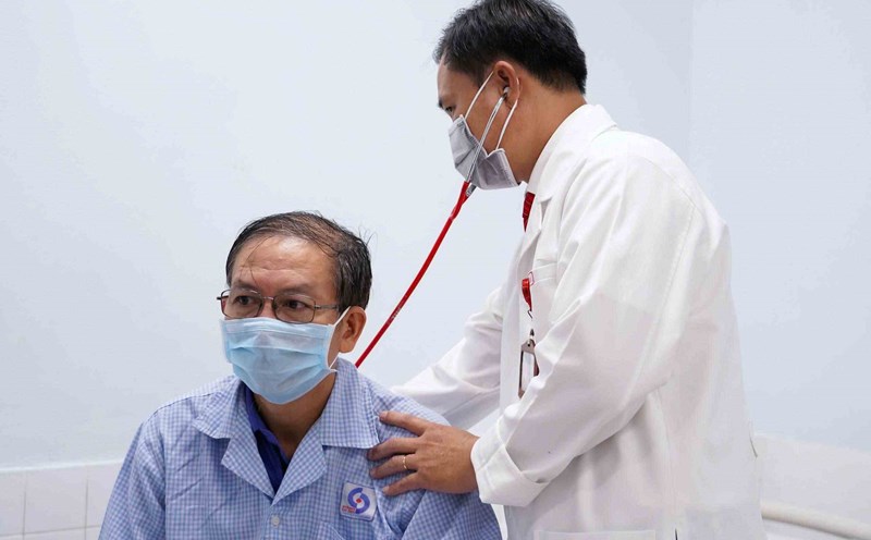 The patient with respiratory disease was examined by a doctor. Photo: Nguyen Ly