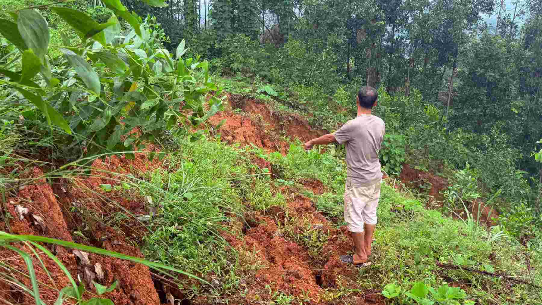 Mr. Ha Ngoc Quy was worried when the Trai Cau Iron mine waste dump had cracks showing signs of landslides. Photo: PV Group