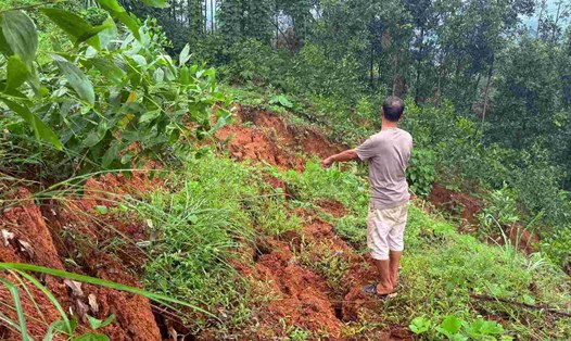 Ông Hà Ngọc Quý bất an lo lắng khi bãi thải Mỏ sắt Trại Cau xuất hiện vết nứt, có dấu hiệu sạt trượt. Ảnh: Nhóm PV