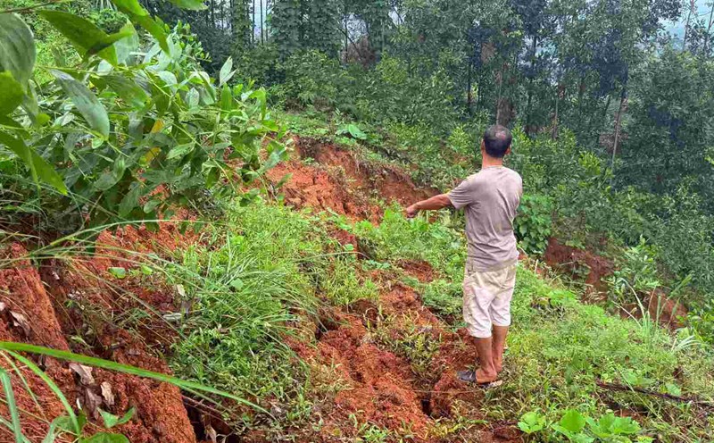 Mr. Ha Ngoc Quy was worried when the Trai Cau Iron mine waste dump had cracks showing signs of landslides. Photo: PV Group
