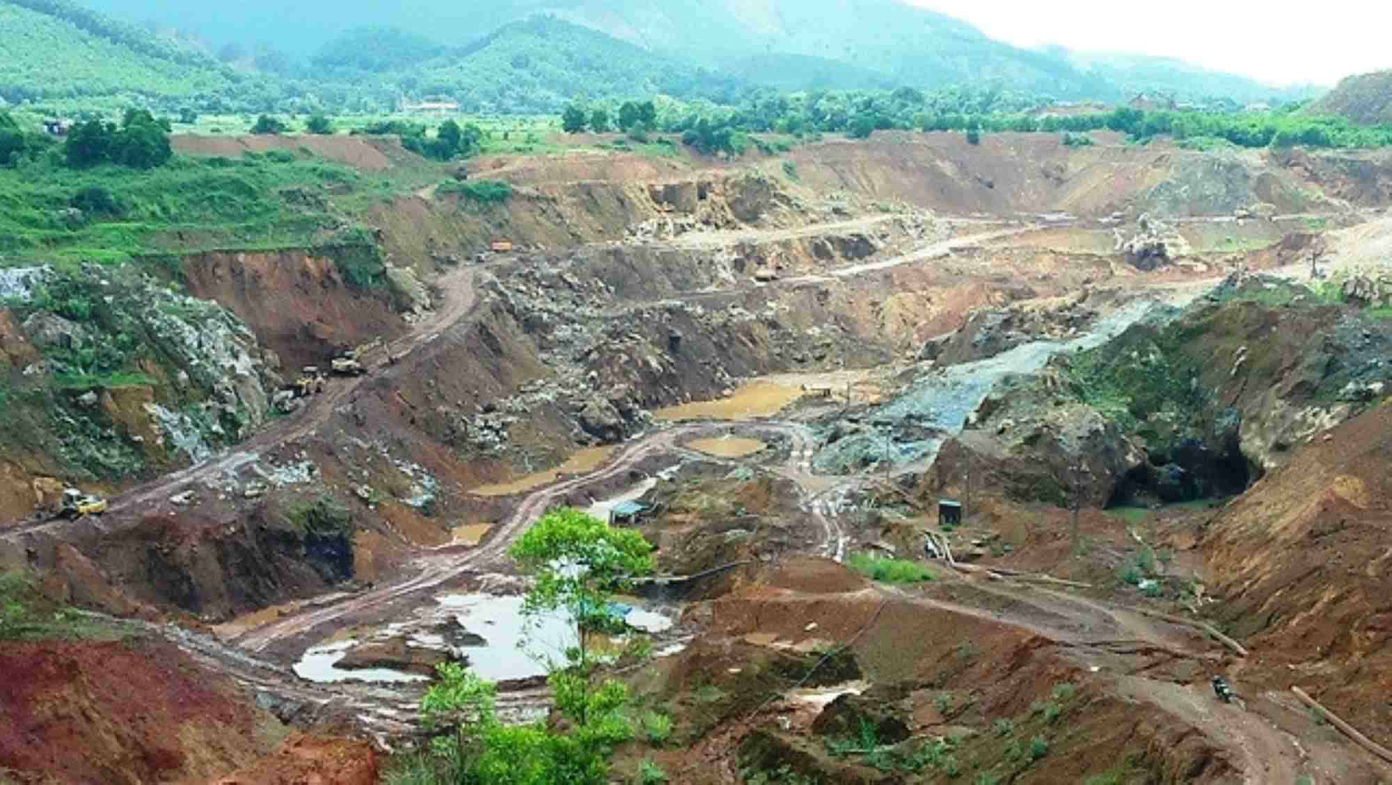 Mo quang sat co dia chi thuoc thon 6, xa Trai Cau (tinh Thai Nguyen) xuat hien vet nut de doa khu dan cu phia duoi. Anh: Nhom PV
