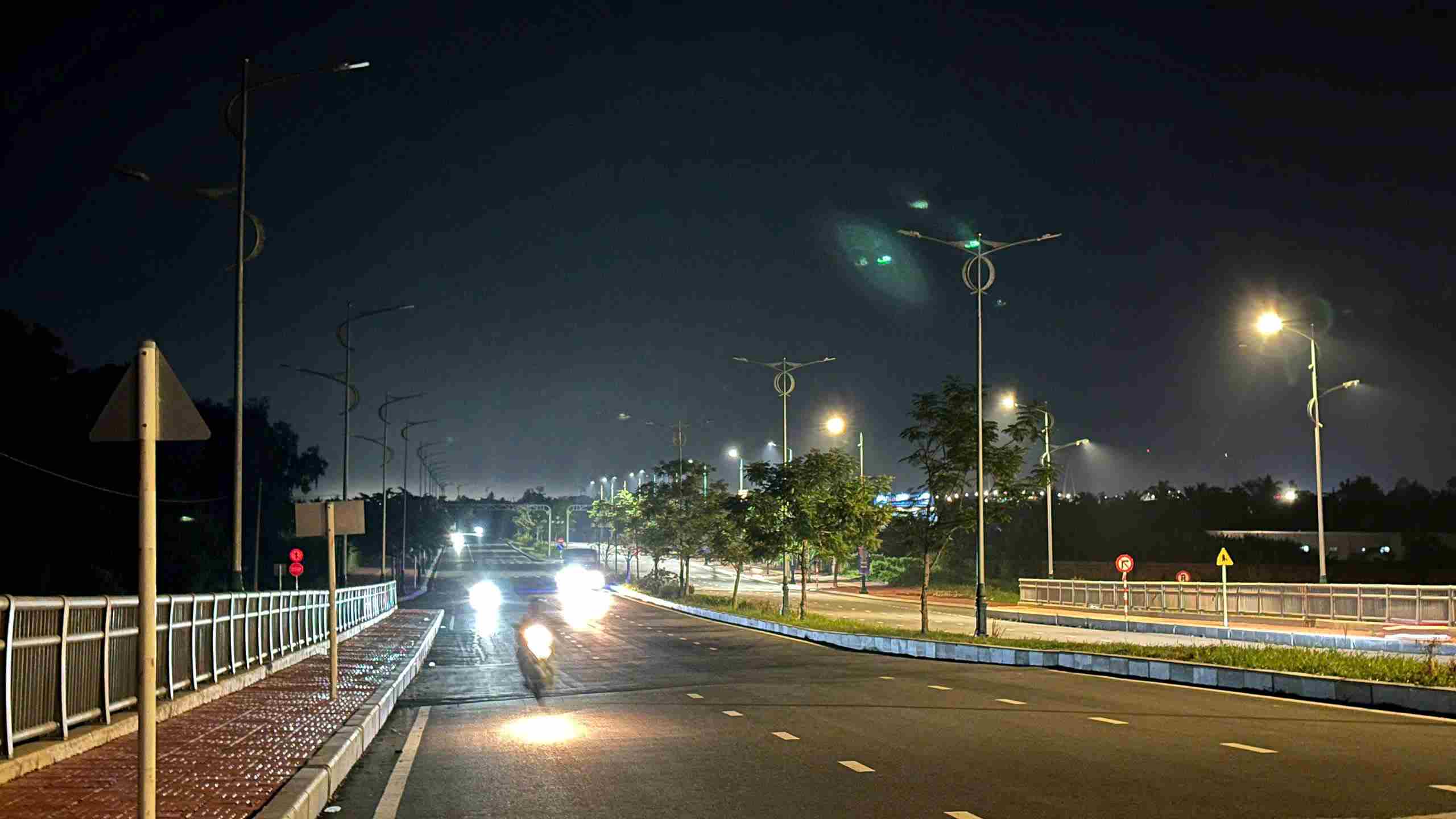 Tuyến đường Võ Văn Kiệt vào ban đêm, nhiều trụ đèn bị mất dây điện. Ảnh: Hoàng Lộc
