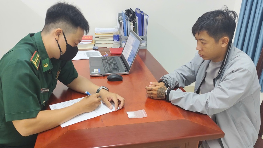 Phuoc Tinh Border Guard Station worked with the subject who was arrested for illegal possession of drugs. Photo: Border Guard