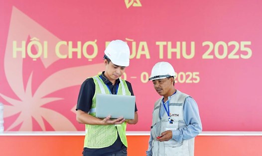 Đội ngũ kỹ sư và người lao động đang gấp rút hoàn thiện không gian tổ chức Hội chợ Mùa Thu 2025. Ảnh: BTC