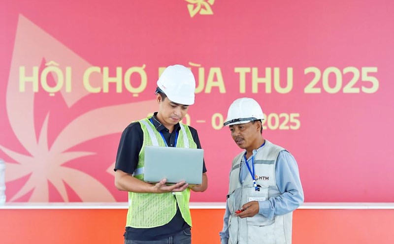 The team of engineers and workers are rushing to complete the space to organize the 2025 Autumn Fair. Photo: Organizing Committee
