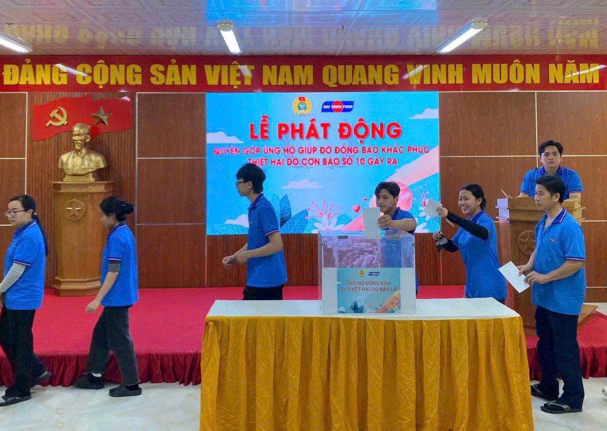 Doan vien, cong nhan lao dong quyen gop ung ho dong bao bi thiet hai do con bao so 10. Anh: Pham Duy