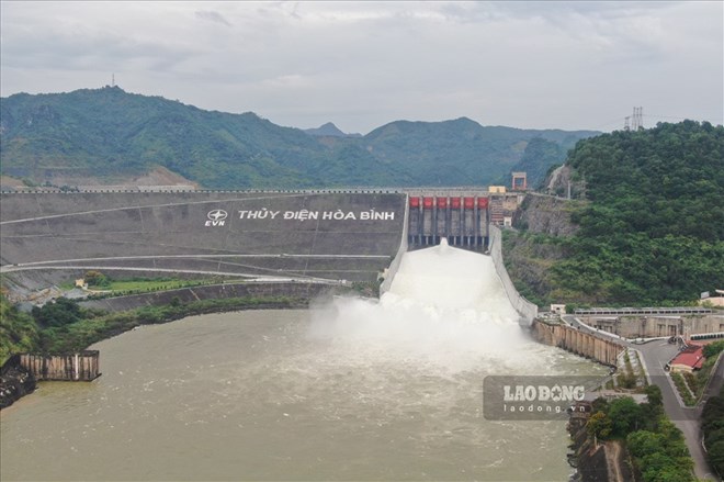 Hoa Binh Hydropower Plant opens 1 bottom spillway, to stabilize downstream flow. Photo: Yen San