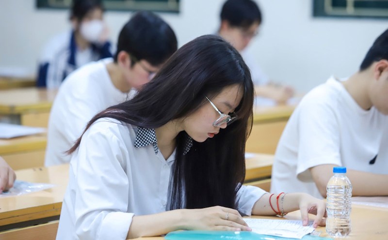 The Ministry of Education and Training plans to remove the regulation on granting secondary school graduation certificates, replacing them with the principal confirming the completion of the study program. Illustrative photo: Van Trang