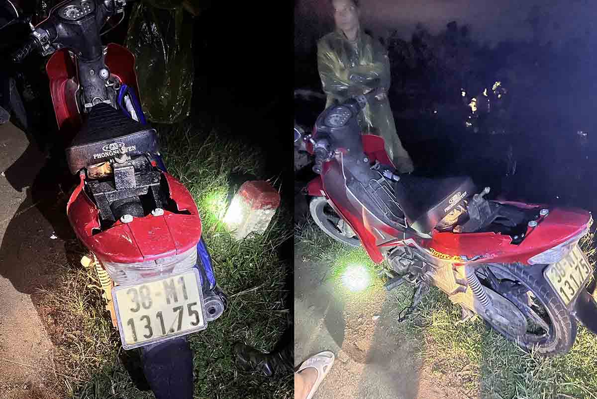 The scene where Mr. Th was found dead under the bridge on the shore was a motorbike. Photo: Viet Xuyen Commune Police.