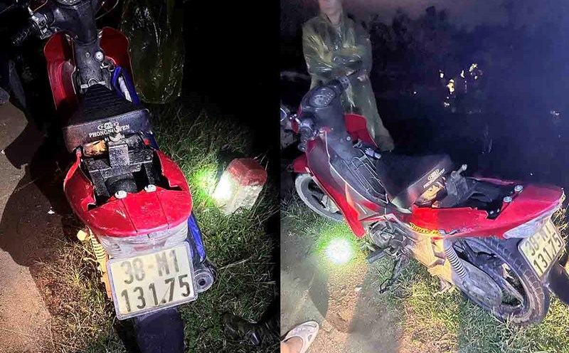 The scene where Mr. Th was found dead under the bridge on the shore was a motorbike. Photo: Viet Xuyen Commune Police.