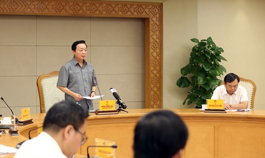 Phó Thủ tướng Chính phủ Trần Hồng Hà chỉ đạo các giải pháp ứng phó với 2 đợt mưa lớn dài ngày do bão số 12. Ảnh: VGP