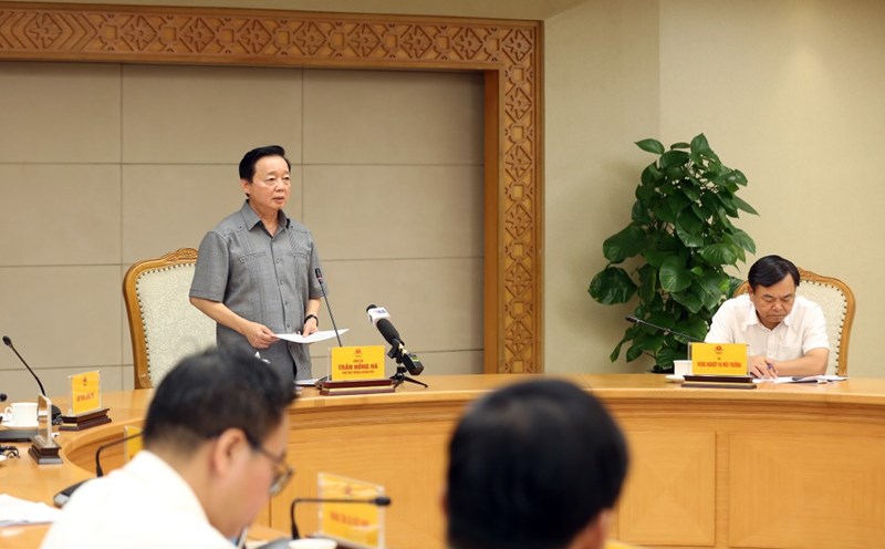 Deputy Prime Minister Tran Hong Ha directs solutions to respond to the two long-term heavy rains caused by storm No. 12. Photo: VGP