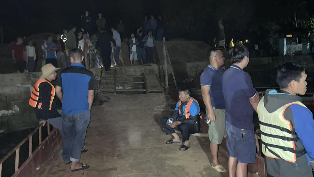 Authorities and local residents organized a search in the area near Khoa wharf, Tan Pheo commune, where the boat capsize occurred. Photo: Provided by the people