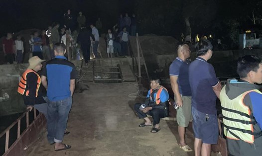 Lực lượng chức năng và người dân tổ chức tìm kiếm tại khu vực gần bến Khủa, xã Tân Pheo, nơi xảy ra vụ lật thuyền. Ảnh: Người dân cung cấp