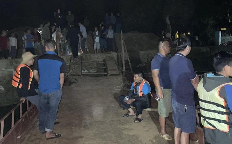 Authorities and local residents organized a search in the area near Khoa wharf, Tan Pheo commune, where the boat capsize occurred. Photo: Provided by the people