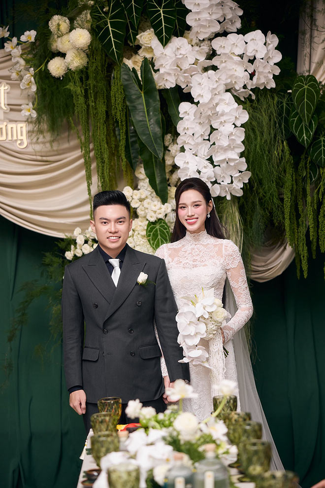 Do Thi Ha ben canh chu re Viet Vuong trong le vu quy. Anh: Team Le Chi Linh