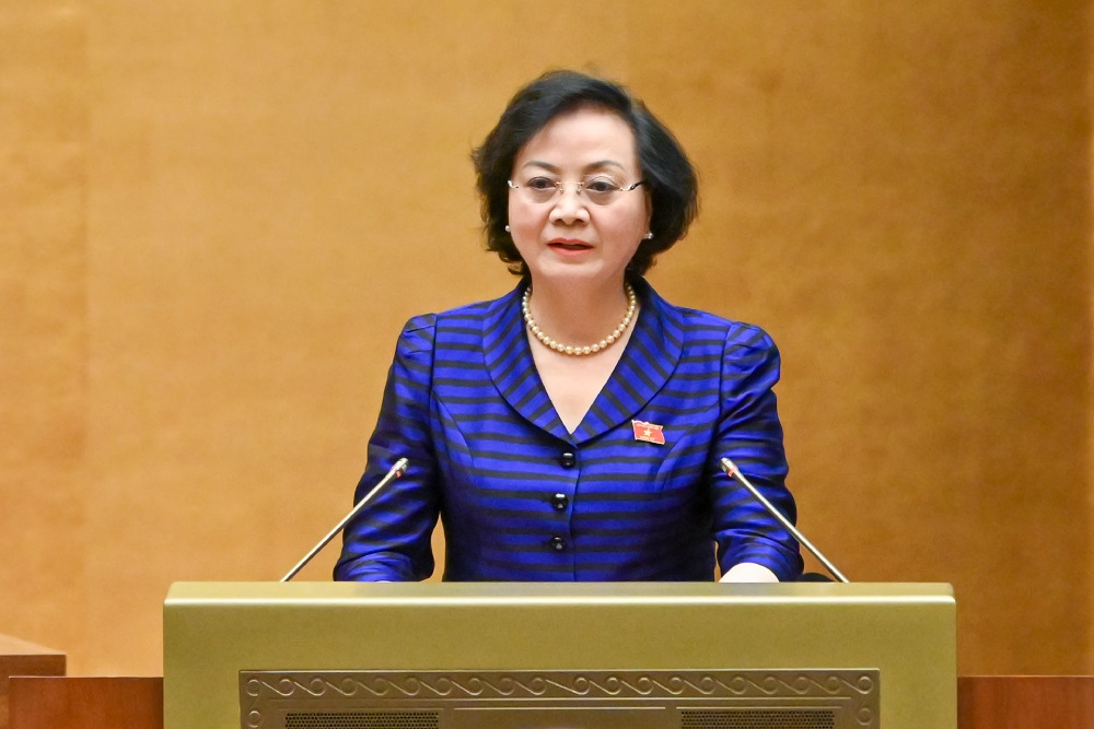 Minister of Home Affairs Pham Thi Thanh Tra said that she will continue to apply the current salary table for civil servants according to job positions before salary reform. Photo: Pham Dong