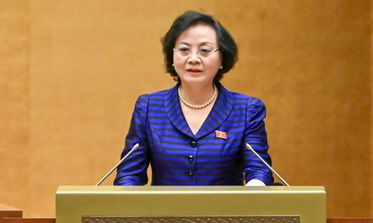 Bộ trưởng Bộ Nội vụ Phạm Thị Thanh Trà cho biết sẽ tiếp tục áp dụng bảng lương hiện hành cho viên chức theo vị trí việc làm trước khi cải cách tiền lương. Ảnh: Phạm Đông