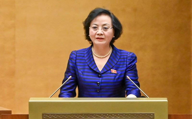 Minister of Home Affairs Pham Thi Thanh Tra said that she will continue to apply the current salary table for civil servants according to job positions before salary reform. Photo: Pham Dong