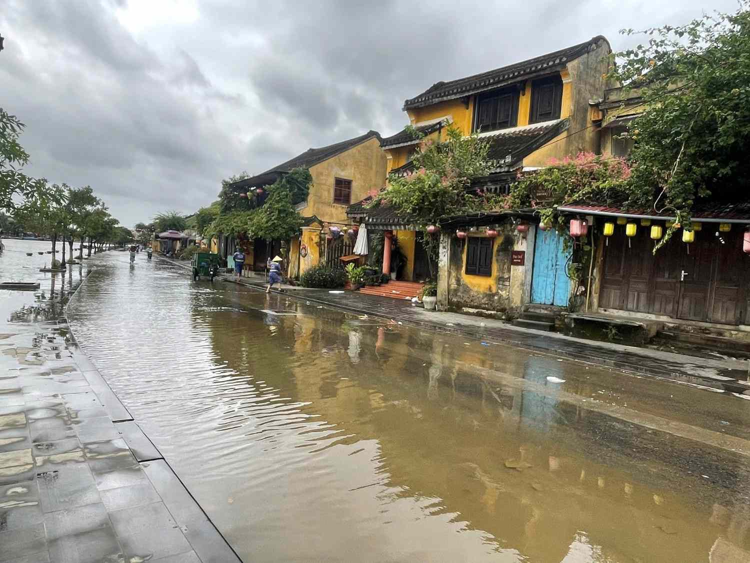 Duong Bach Dang, Hoi An bi ngap lu cuc bo sang 22.10. Anh Hai Pham
