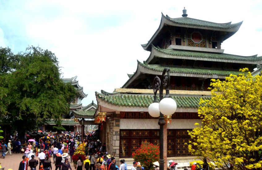 サム山のBa Chua Xu寺院の典型的な緑色の瓦屋根。写真: ラム・ディエン