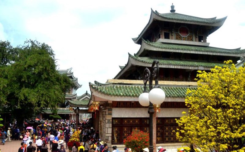 The characteristic blue tiled roof of the Ba Chua Xu Temple on Sam Mountain. Photo: Lam Dien
