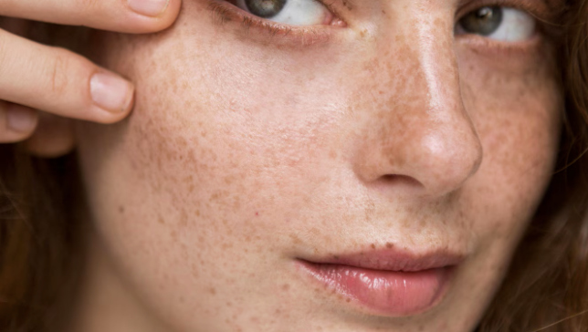 Carefully cleaning and moisturizing after makeup is the foundation for skin recovery. Photo: Thuy Duong