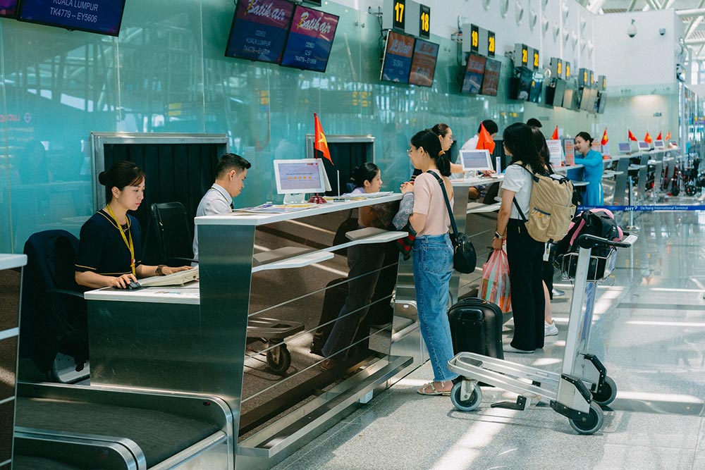 Du khách cần lưu ý khi di chuyển bằng đường hàng không trong thời gian bão số 12 Fengshen ảnh hưởng đến thời tiết trên biển và đất liền của Việt Nam. Ảnh: Sân bay quốc tế Đà Nẵng