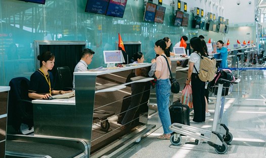 Du khách cần lưu ý khi di chuyển bằng đường hàng không trong thời gian bão số 12 Fengshen ảnh hưởng đến thời tiết trên biển và đất liền của Việt Nam. Ảnh: Sân bay quốc tế Đà Nẵng