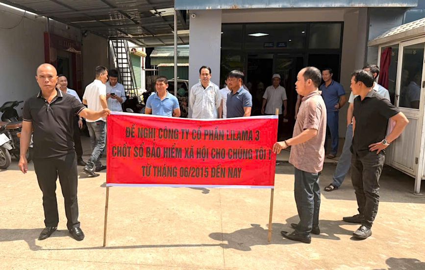 On October 9, representatives of workers went to the headquarters of Lilama 3 Joint Stock Company to claim social insurance benefits. Photo: Kim Khuyen