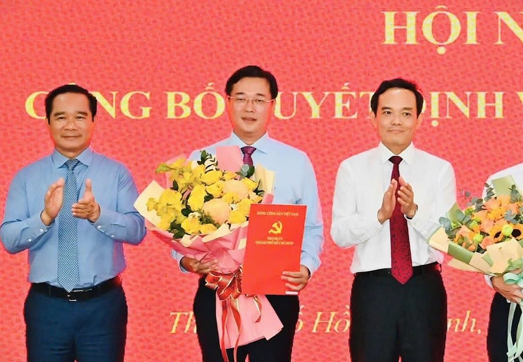 The Standing Committee of the Ho Chi Minh City Party Committee congratulates Mr. Le Quoc Phong (middle). Photo: Van Minh