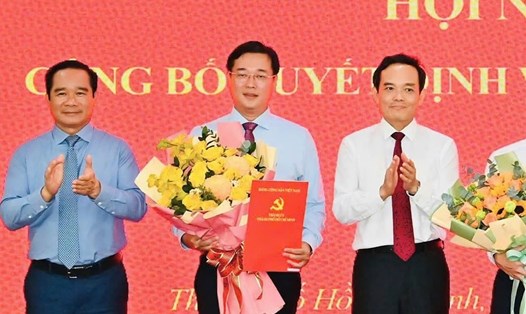 Thường trực Thành ủy TPHCM chúc mừng ông Lê Quốc Phong (giữa).  Ảnh: Văn Minh