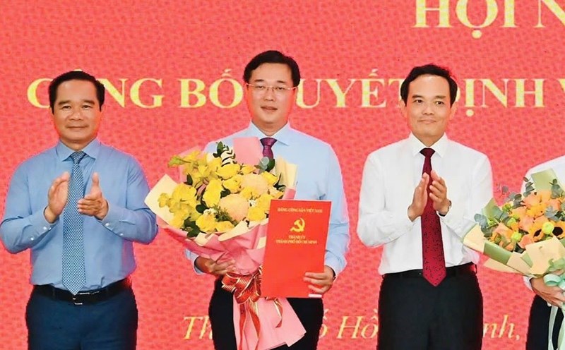The Standing Committee of the Ho Chi Minh City Party Committee congratulates Mr. Le Quoc Phong (middle). Photo: Van Minh