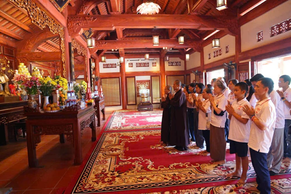 Truoc khi vao cuu tro tai cac truong hoc, doan thien nguyen thanh kinh lam le dang huong tuong nho cac Anh hung Liet si tai Nghia trang Quoc gia Vi Xuyen. Anh: Do Huong