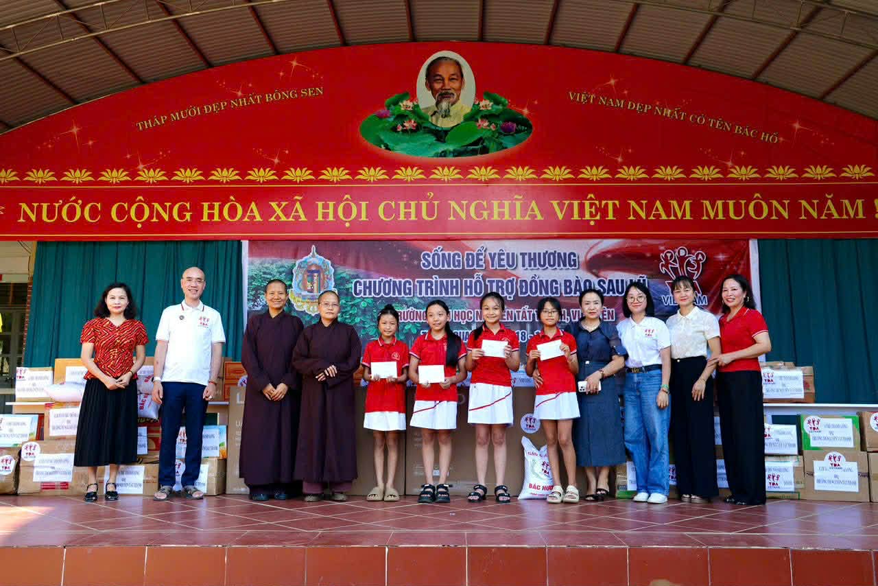 The school monitor of the Great Bao Tower Mandala Tay Thien presented gifts to students in flooded areas of Vi Xuyen commune, Tuyen Quang. Photo: Do Huong