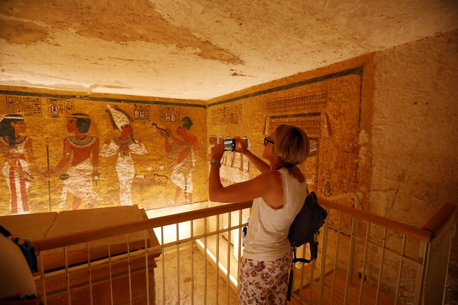 이집트 파라오 투탕카멘의 무덤 내부. 사진: 신화통신