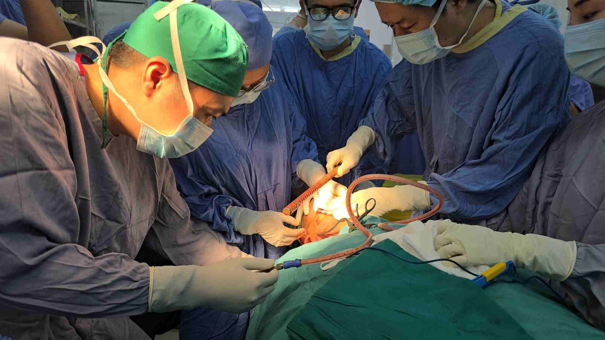 Saving the male student's life with an iron bar cut through his face. Photo: BVCC