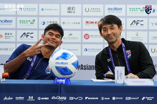 Huan luyen vien Ishii phan no voi hanh dong cua Lien doan bong da Thai Lan. Anh: Changsuek