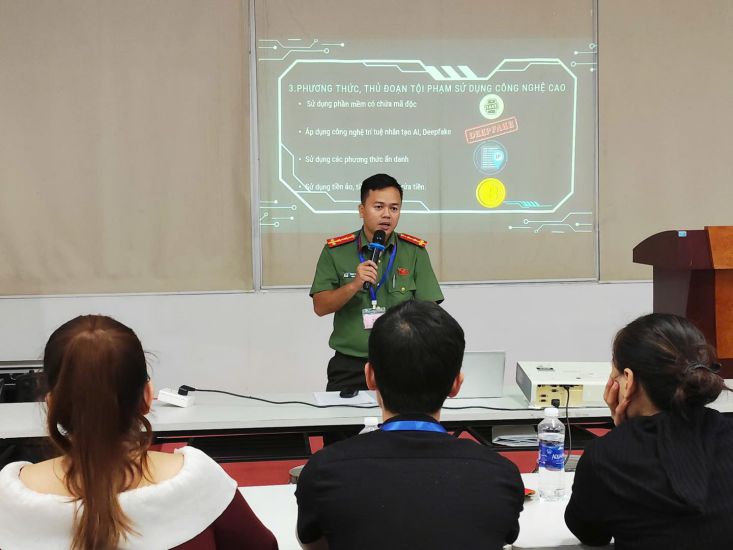 The Da Nang City Labor Federation coordinated with the City Police to enhance skills in preventing and combating high-tech crimes for union members and workers in the area. Photo: Da Nang Trade Union