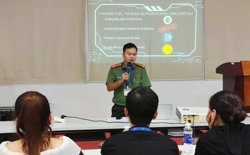 The Da Nang City Labor Federation coordinated with the City Police to enhance skills in preventing and combating high-tech crimes for union members and workers in the area. Photo: Da Nang Trade Union