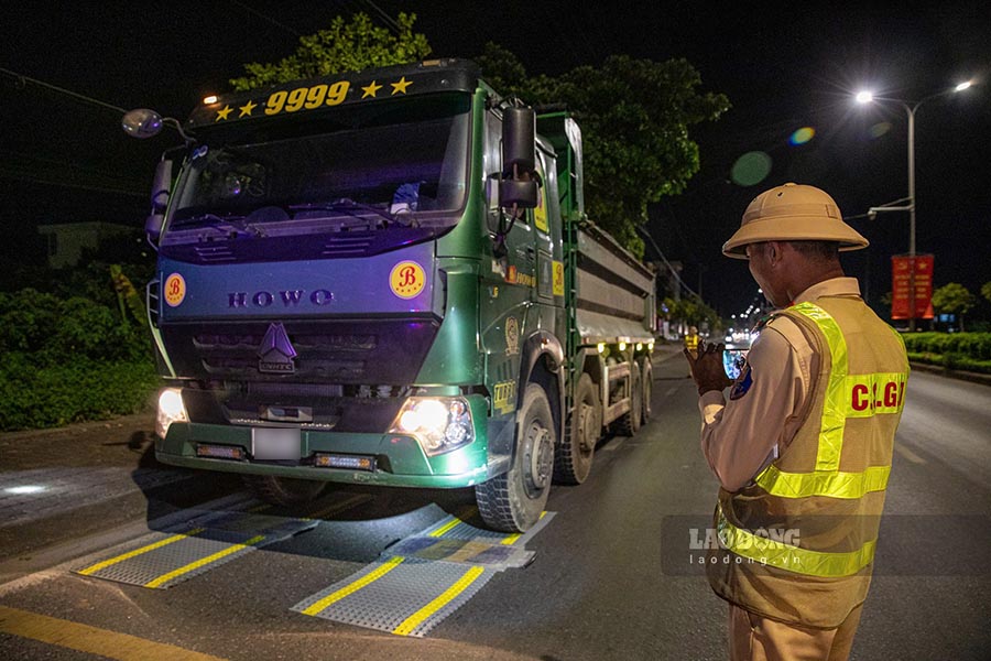 Các xe vi phạm được cân tải trọng lưu động. Ảnh: Thế Kỷ