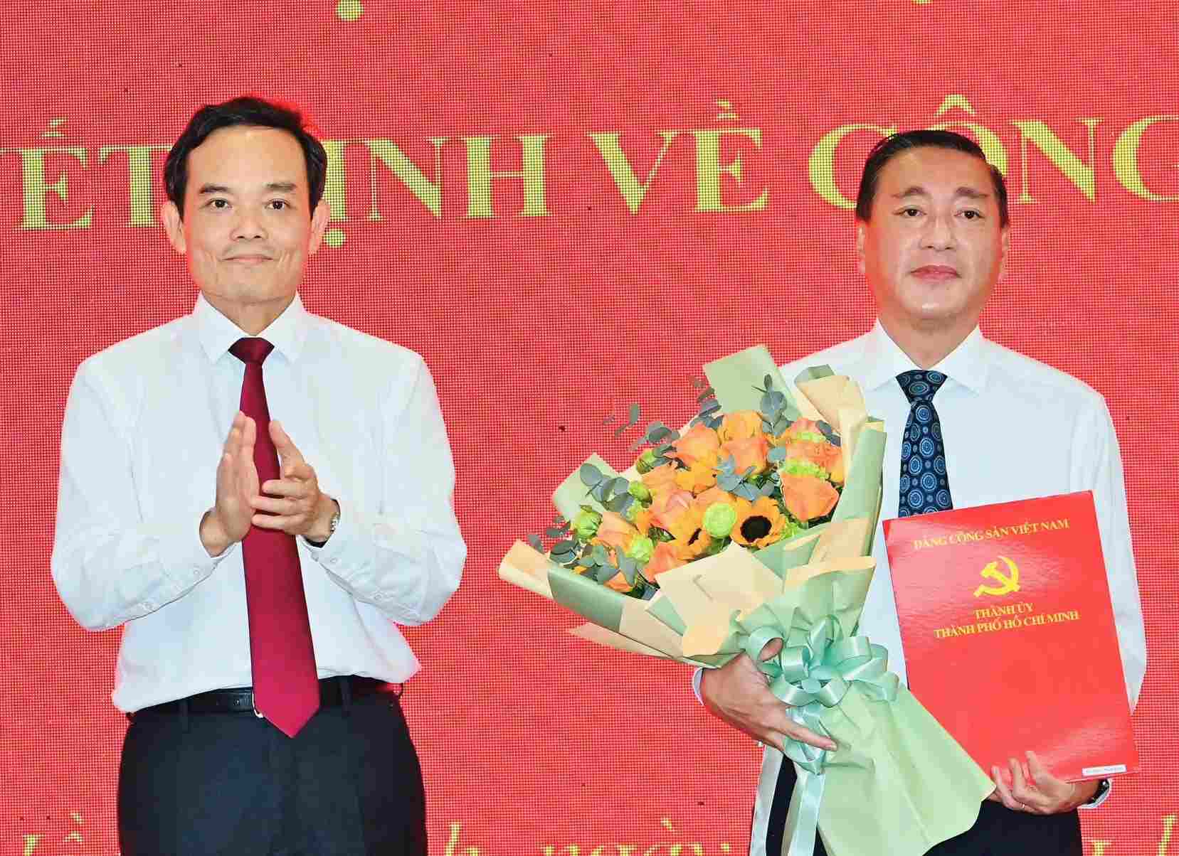 Ho Chi Minh City Party Secretary Tran Luu Quang presented the decision to Mr. Pham Thanh Kien (right cover). Photo: Viet Dung